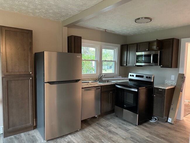 Kitchen - 220 Lake St