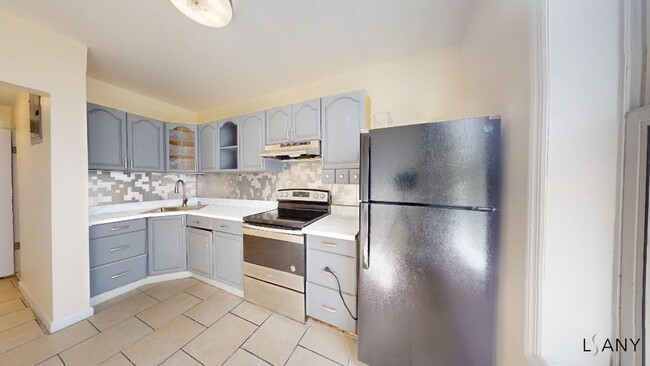 LARGE 3 BEDROOM! STEPS FROM FORDHAM - LARGE 3 BEDROOM! STEPS FROM FORDHAM House