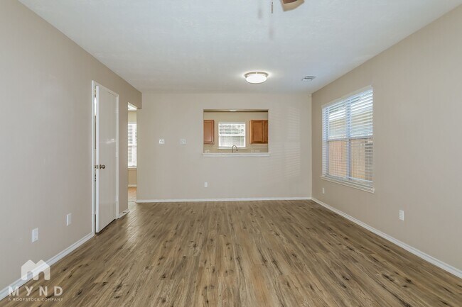 Photo - 33119 Cottonwood Bend