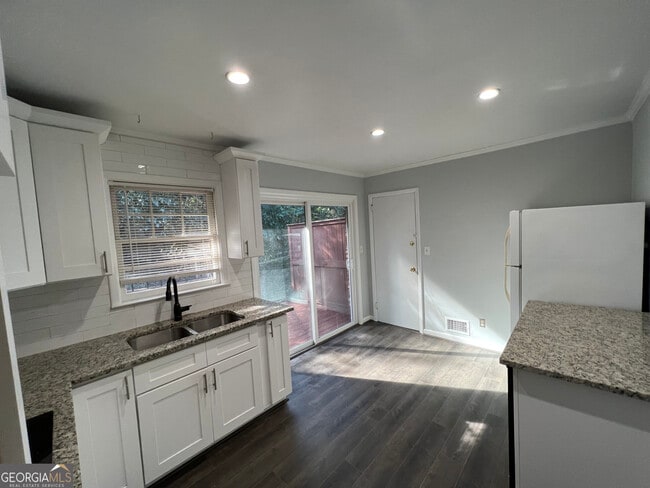 Photo - 827 Marstevan Dr NE