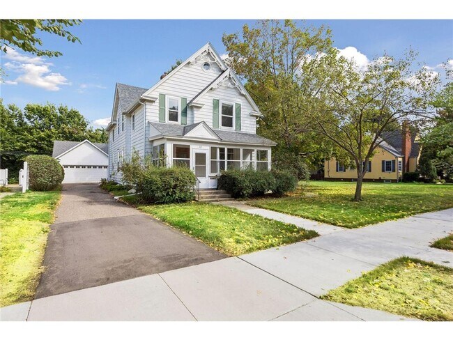 221 11th Ave N