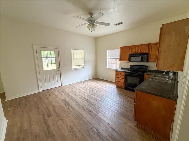 Photo - 907 W Fischer St