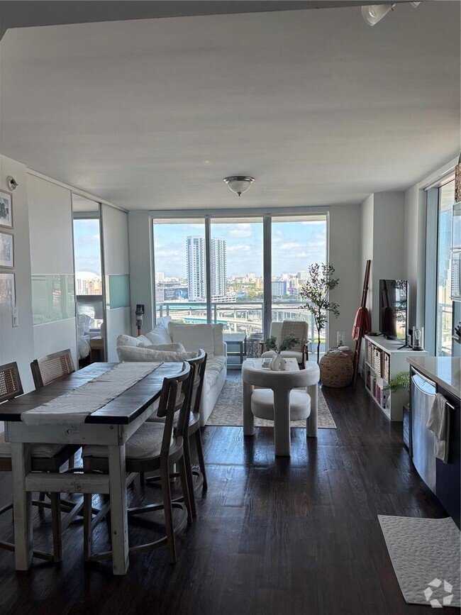 Building Photo - 90 SW 3rd St Unit 1705 Rental
