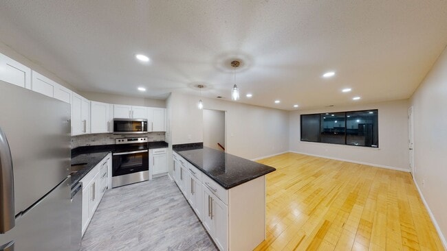 Building Photo - Spacious 2 Bedroom Condo with 2 Bathrooms! Unit 465 Whalley Ave - E