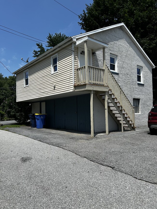 Building Photo - 1925 Valley Rd Unit 4 Rental