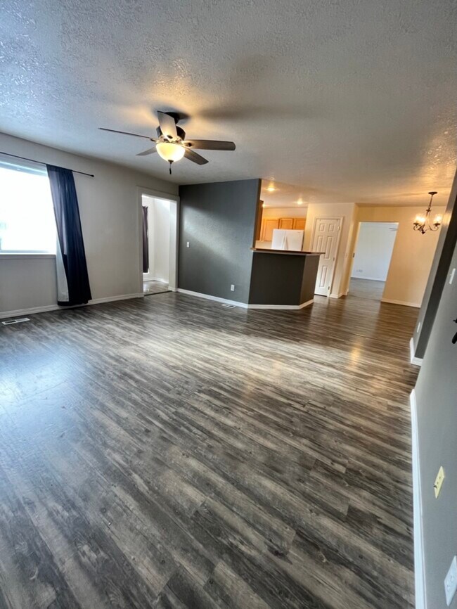 Photo - 950 Gregory Ln