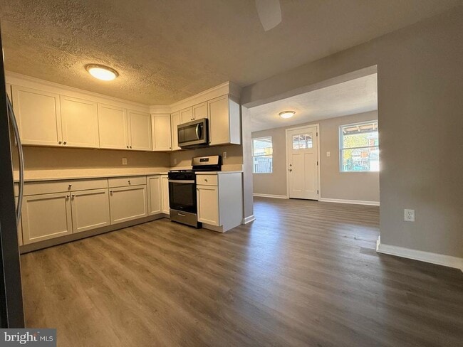 Photo - 2021 Kelmore Rd