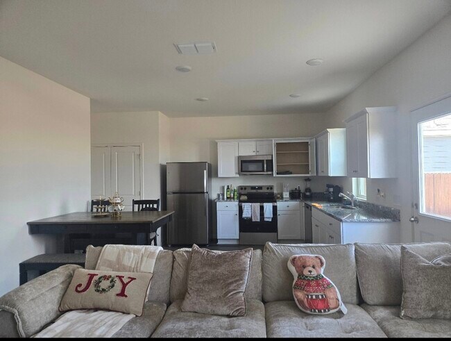 Photo - 998 Delta Cres