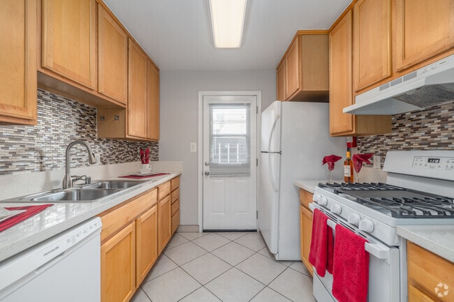 2BR, 2BA - 950SF - Kitchen - Peppertree Apartments