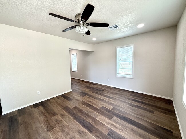 Photo - 413 M St NE