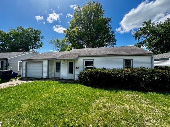 Building Photo - Updated 2 Bed Ranch Home w/ Huge Fenced Yard, Attached Garage & No Stairs – Moline