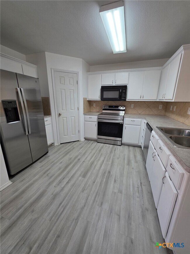 Photo - 1121 Dixon Cir