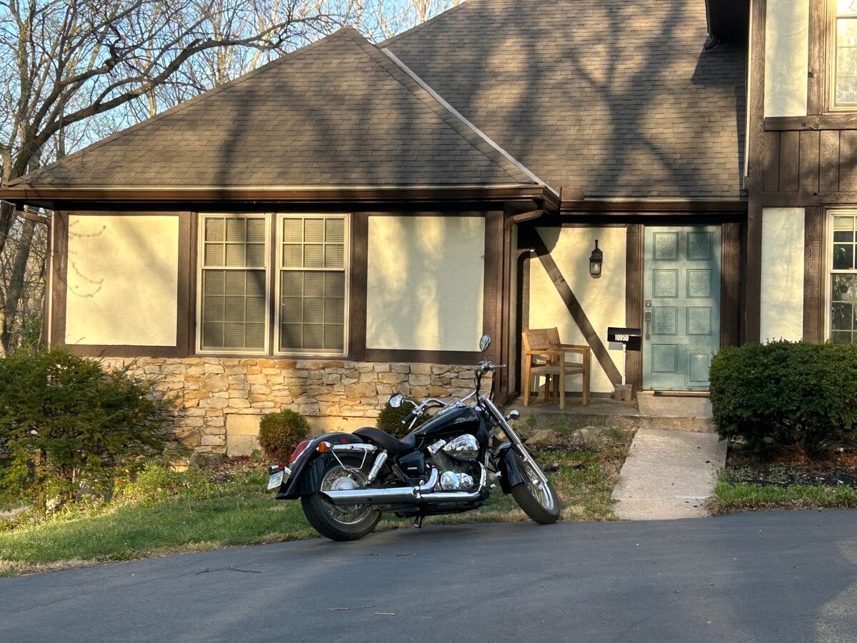 Close up of apartment entrance - 10950 Glen Arbor Rd