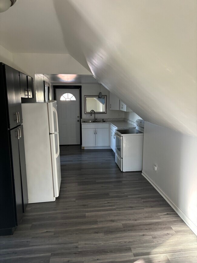 Entrance/Kitchen - 258 Terrace Blvd Apartments Unit Upper