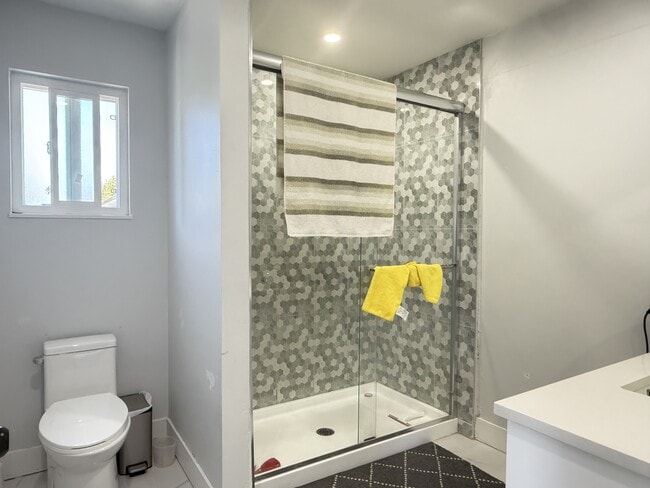 Photo - 15691-15620 20 Ave
