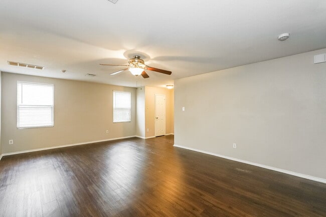Photo - 205 Cres Ridge Dr