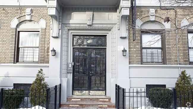 Photo - 738 E 21st St