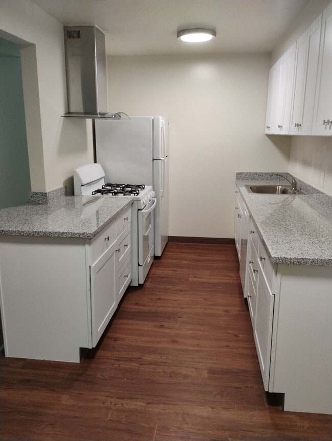 Photo - Yosemite Apartments