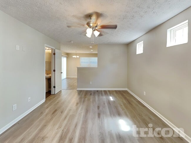 Photo - 220 Oak Grove Way