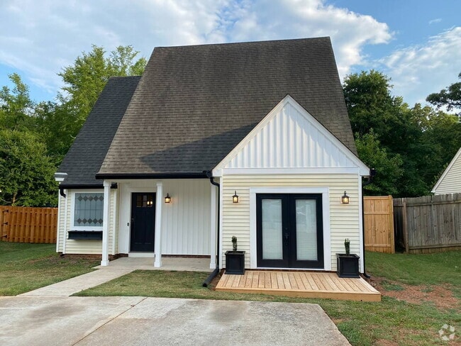 Building Photo - Beautiful 3 bed, 2 bath in Central Rental