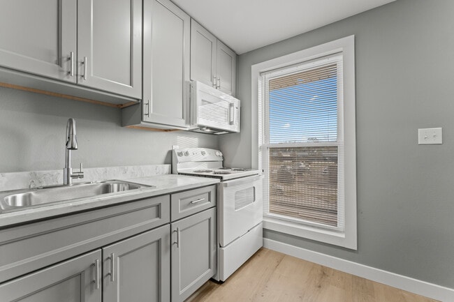 Kitchen - 103 N Scanlan St Unit 1