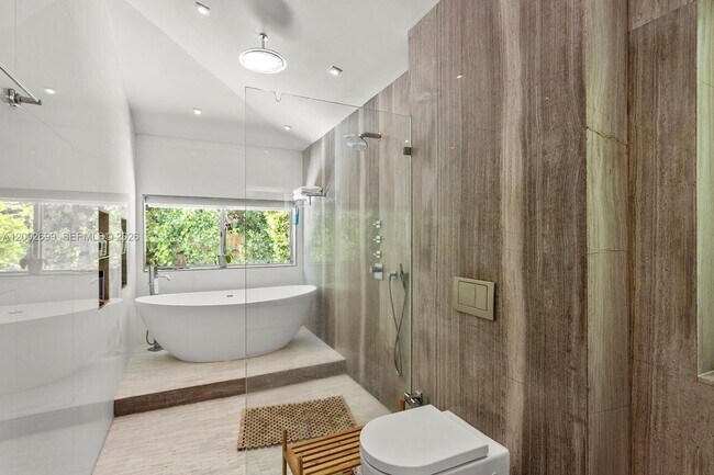 Photo - 570 NE 52nd Terrace