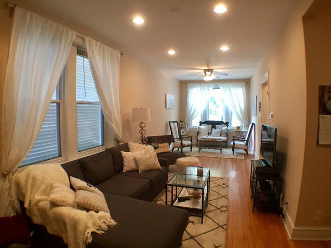 LIVING AREA - 3243 N Southport Ave Apartamentos Unidad 1F