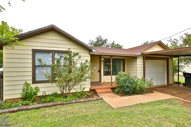 Building Photo - Plenty of Room! Cute yards Rental