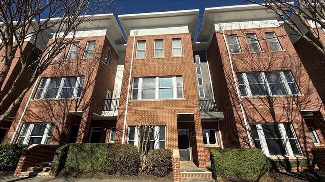 Building Photo - 745 Fountainhead Ln NE