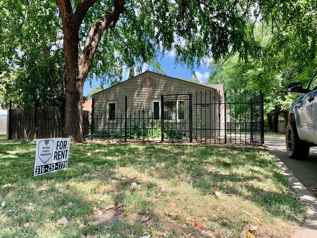 3 bed/2 bath home with large yard and shed! - 3 bed/2 bath home with large yard and shed!