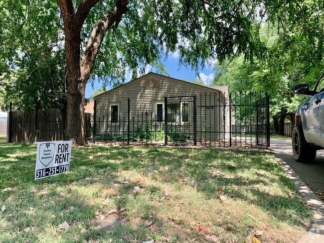 Building Photo - 3 bed/2 bath home with large yard and shed!