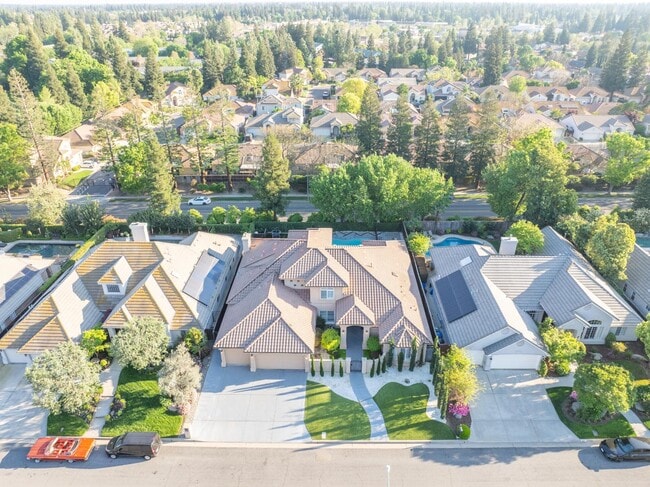 Photo - 1103 E Newhall Dr