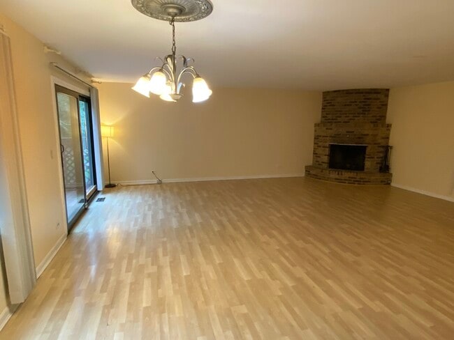 330 E Forest Knoll Dr