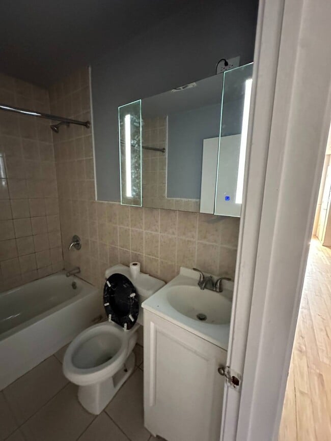 Photo - 807 Barbey St