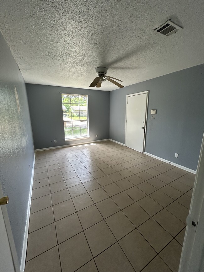 Photo - 570 Sally Ann Dr