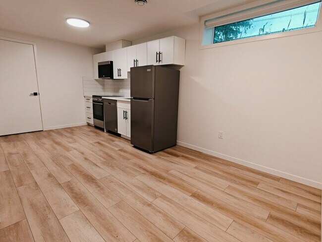 Building Photo - 11633-11688 88 St Unit BSMT 11633