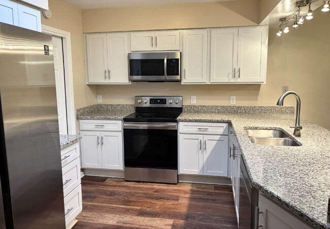 Photo - Just 2.5 miles from Eglin AFB!