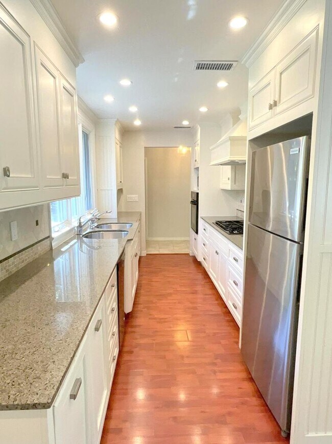 NEW PRICE ! Sprawling Westside Walnut Cree... Rental House Rental in