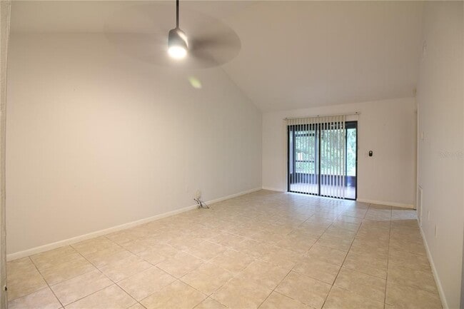 928 Winnie Ln