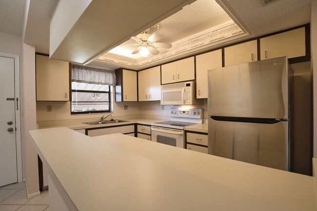 927 Capri Isles Blvd Unit 8