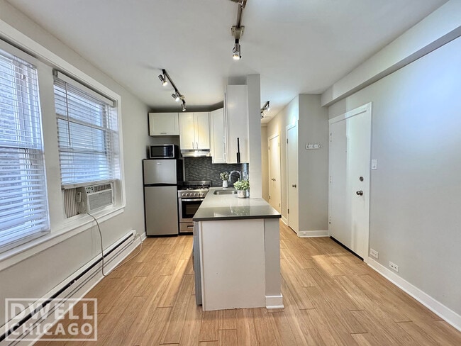 Photo - 541 W Belmont Ave Unit 2