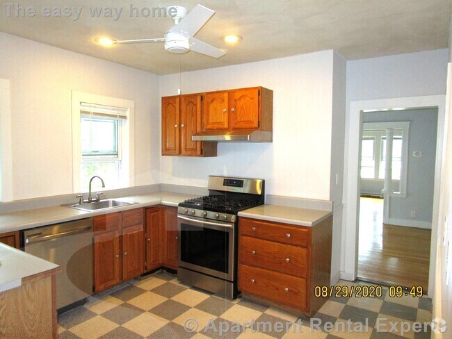 Building Photo - 17 Hinsdale St Rental