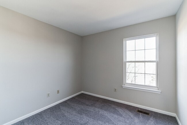 Photo - 487 Fort Hill Cir