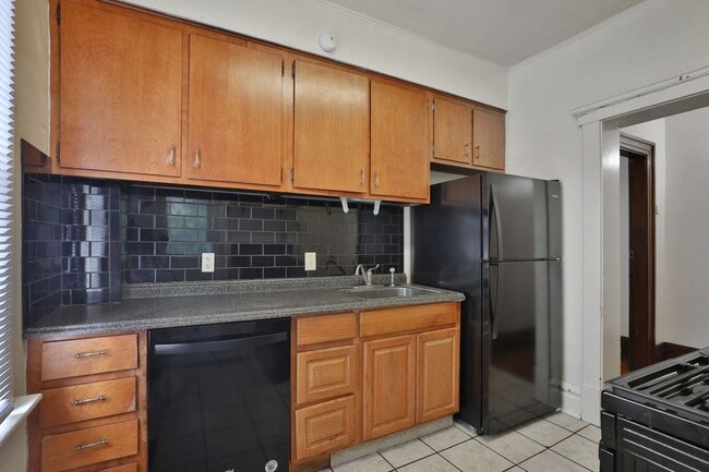 Photo - BIG HOUSE on E. LANE Ideal for Students, F...