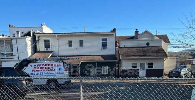 Photo - 733 Main St