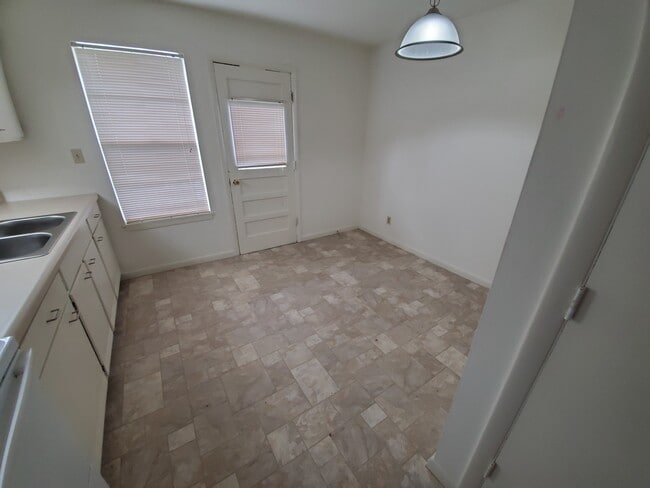 Photo - Colonial Apartments