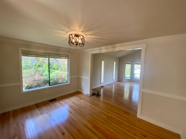 Photo - 650 Jasmine Pl NW