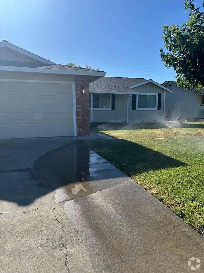 Building Photo - Updated Home