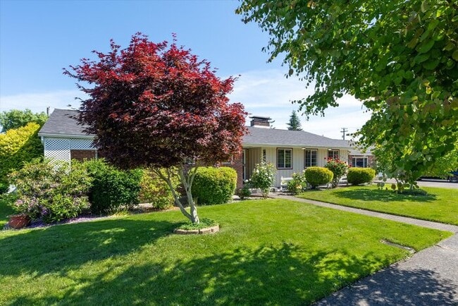 Building Photo - BEAUTIFUL THREE BEDROOM HOME WITH SWIMMING POOL