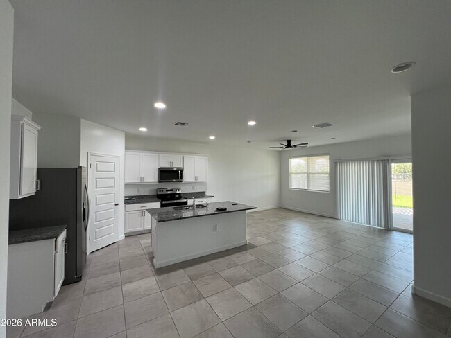 2432 W Shanley Ave